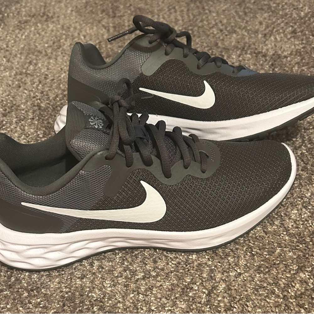 NEW (Never Worn) Nike Men's Gray and White Athletic Shoes